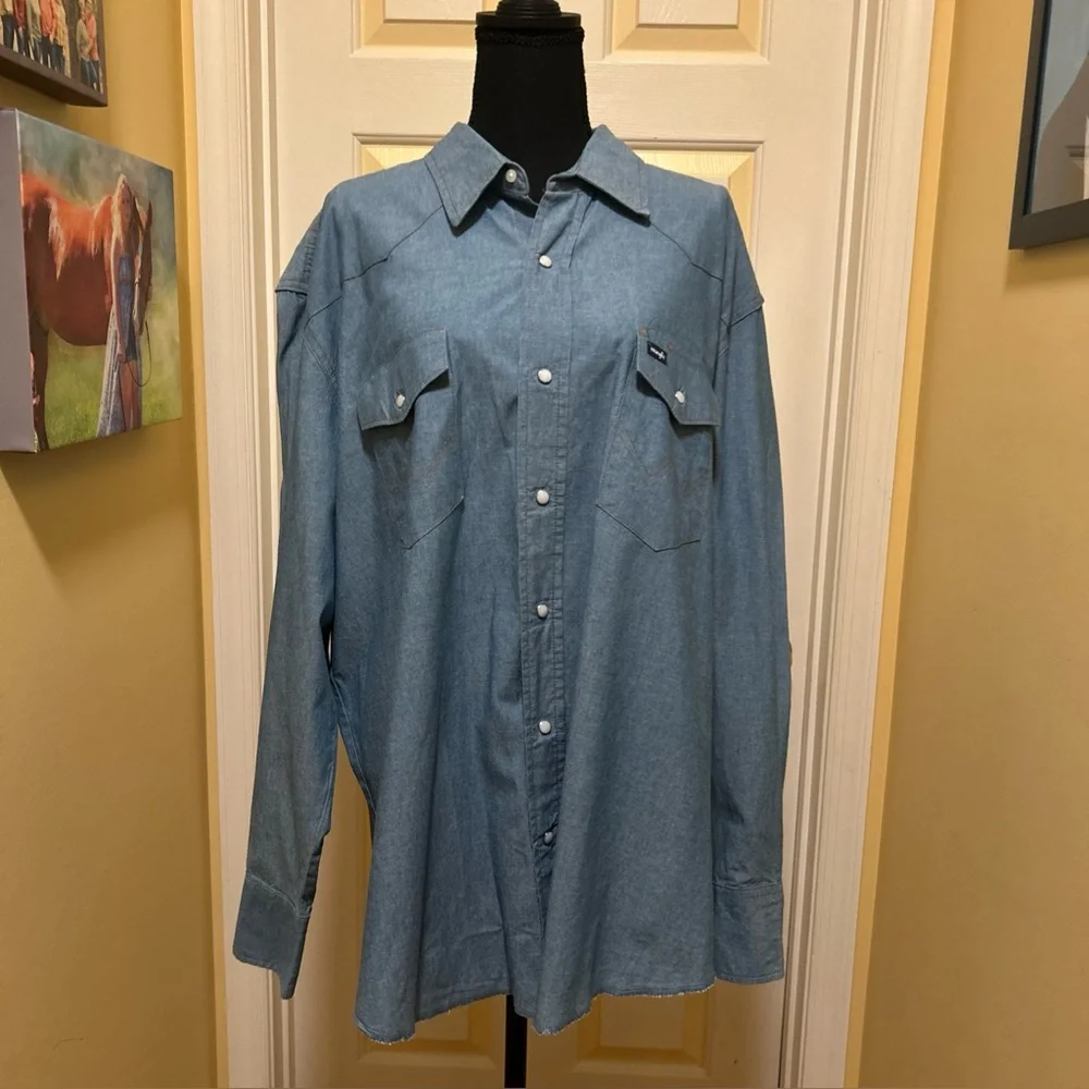 Men’s NWOT Wrangler Light Blue Denim Shirt 100% cotton
